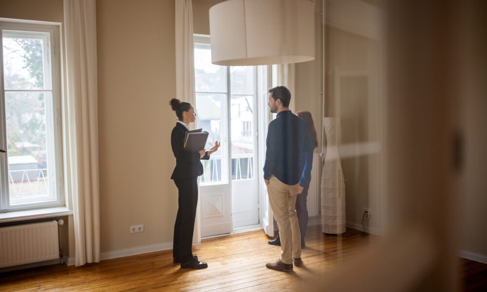 Builder agent helping potential buyers